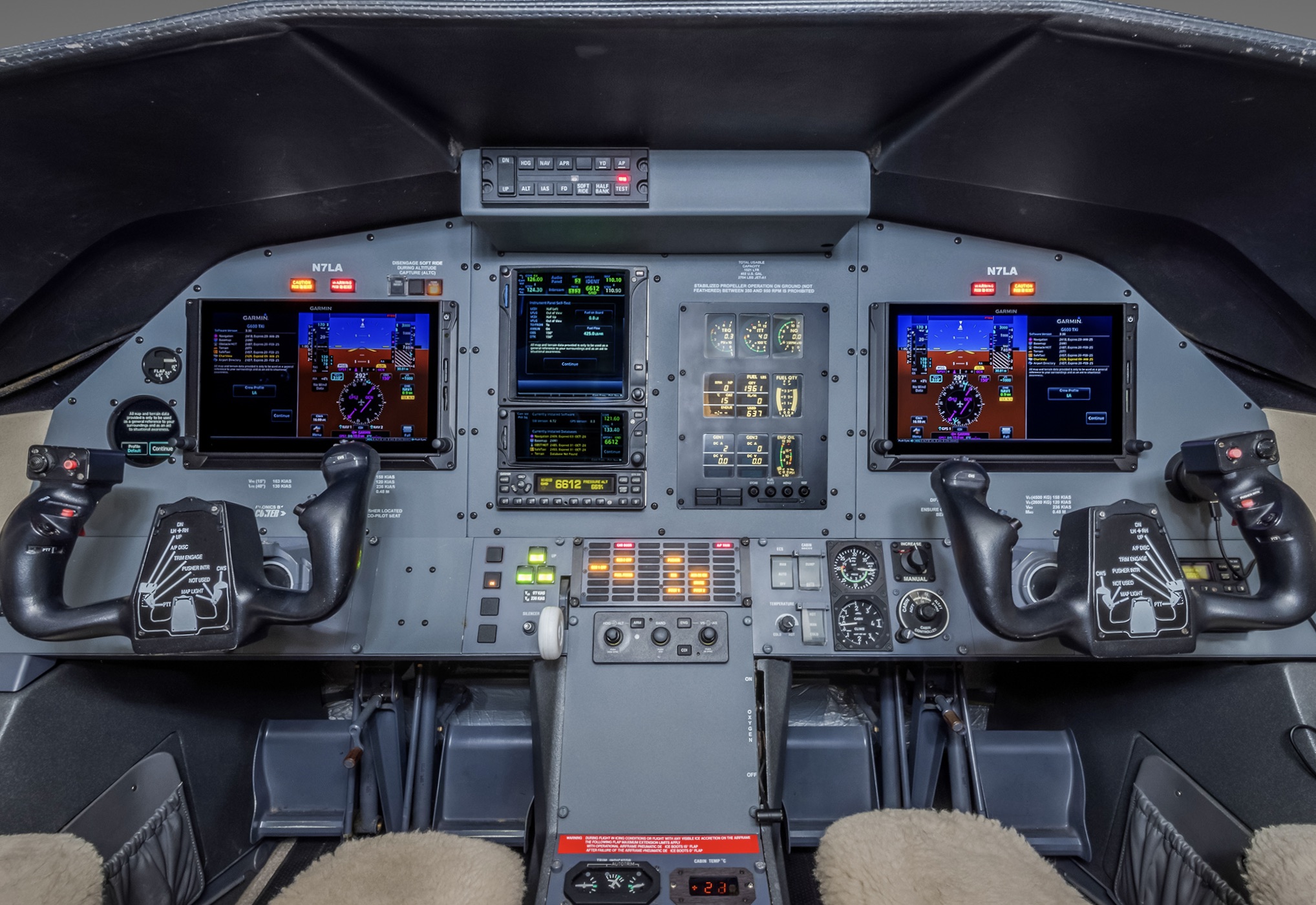 avionics cockpit 610