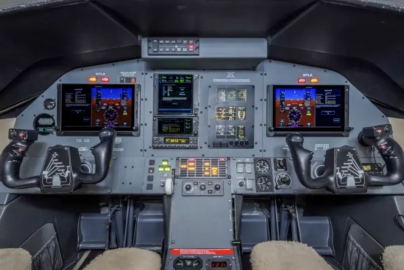 avionics cockpit 610